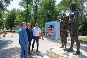 Президент Молдовы (посередине) открывает памятник &copy;&nbsp;Фото предоставлено организаторами