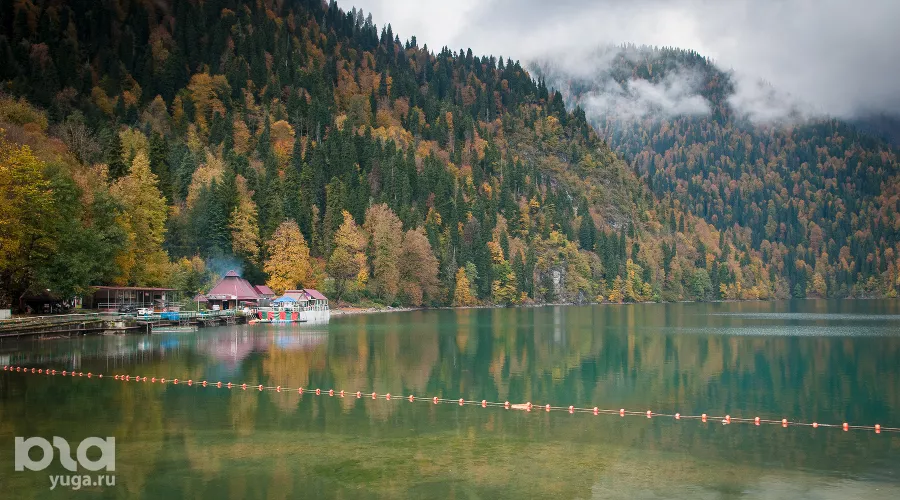 Озеро Рица &copy;&nbsp;Елена Синеок, ЮГА.ру