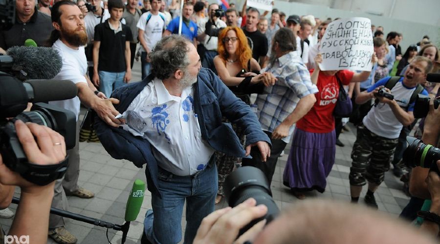 Акция протеста против Марата Гельмана перед открытием выставки Icons © Елена Синеок. ЮГА.ру