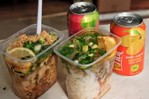 Фо-бо и фо-га в лапшичной у Тхи Кха &copy;&nbsp;Фото Марины Солошко, Юга.ру