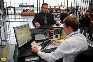 Работа сотрудников служб аэропорта авиационной безопасности в аэропорту Сочи &copy;&nbsp;Нина Зотина, ЮГА.ру