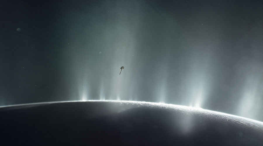 Зонд «Кассини» на фоне Энцелада © Фото с официального сайта НАСА, nasa.gov