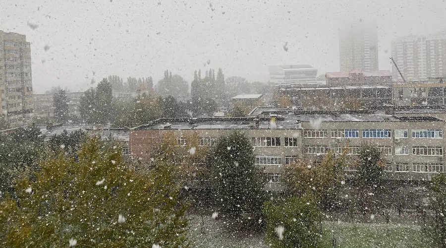 Первый снег в Юбилейном микрорайоне Краснодара &copy;&nbsp;Фото Валерии Дульской, Юга.ру