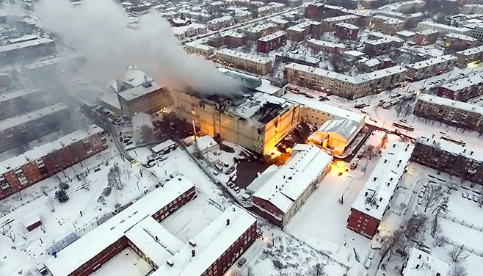 Пожар в Кемерове &copy;&nbsp;Кадр из видео канала &laquo;Мишень в дым&raquo; на youtube.com, youtube.com/channel/UC3A_vjS6J2u9FG0_tXf5ZhA