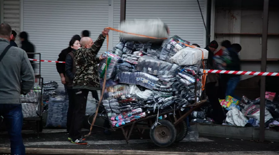 Пожар на вещевом рынке на ул.Вишняковой в Краснодаре &copy;&nbsp;Влад Александров, ЮГА.ру