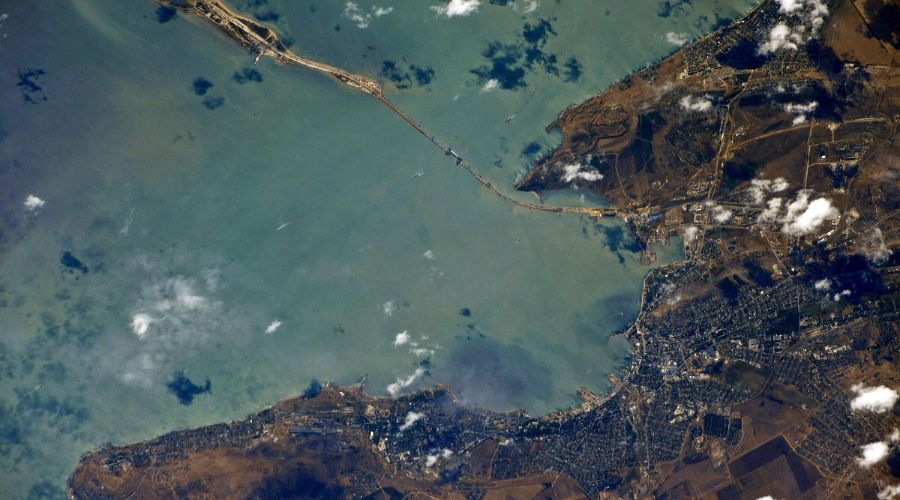 Крымский мост с борта МКС © Фото из твиттера Сергея Рязанского, twitter.com/SergeyISS