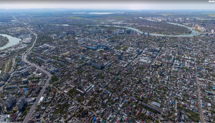 Вид от Покровского озера на центр Краснодара, реку Кубань, Яблоновский и Тургеневские мосты и поселок Яблоновский и аул Новая Адыгея &copy;&nbsp;Скриншот панорамы yandex.ru/maps 2020 года