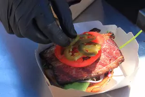 Бургер с брискетом &copy;&nbsp;Фото Марины Солошко, Юга.ру