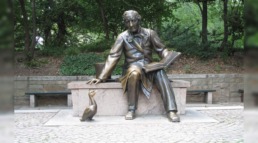 Статуя в Центральном парке в Нью-Йорке, посвящённая памяти Андерсена и его произведению «Гадкий утенок» © Фото Dismas