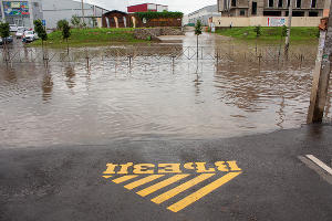 Последствия ливня на улице Московской &copy;&nbsp;Фото Дмитрия Пославского, Юга.ру