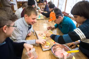 Ребята на мастер-классе по приготовлению пирожных &copy;&nbsp;Фото Елены Синеок, Юга.ру