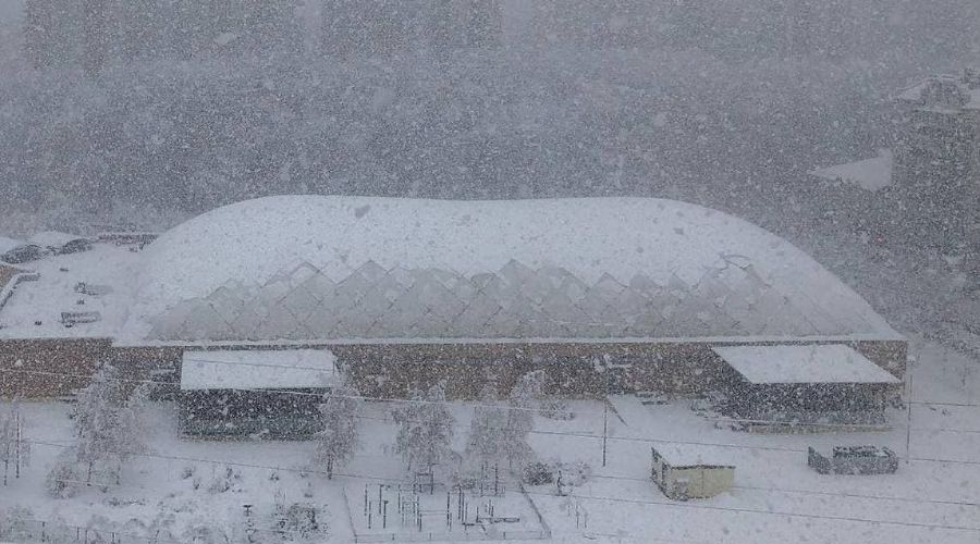 Спорткомплекс «Екатеринодар» во время снегопада и после него © Фото Оксаны Литвиновой из телеграм-канала телеканала «Краснодар», t.me/tvkrasnodar