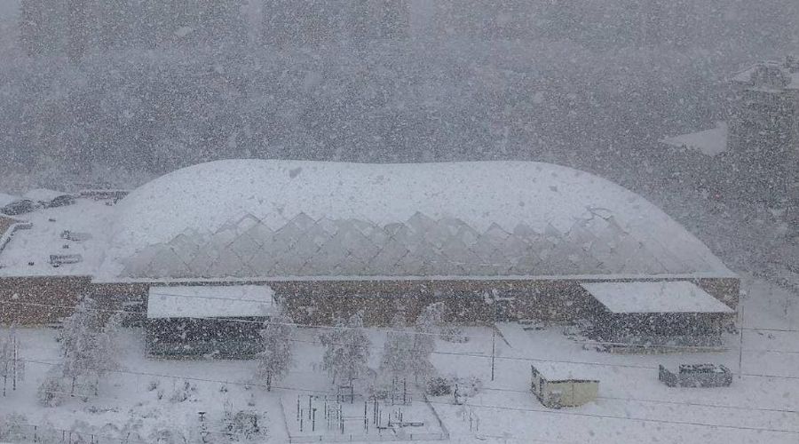 Спорткомплекс «Екатеринодар» во время снегопада и после него © Фото Оксаны Литвиновой из телеграм-канала телеканала «Краснодар», t.me/tvkrasnodar