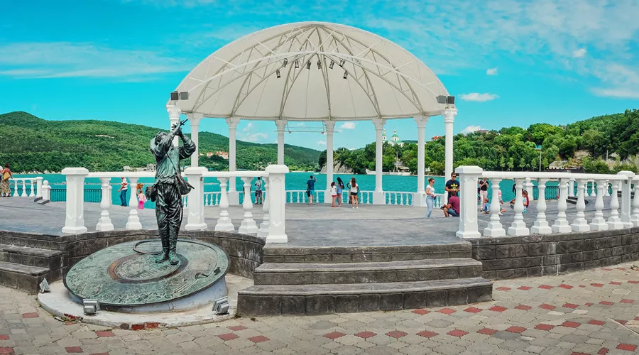 Набережная Абрау-Дюрсо &copy;&nbsp;Фото Skif-Kerch с сайта wikimedia.org