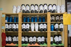 Слава Литвинов в пункте проката снаряжения &copy;&nbsp;Фото Екатерины Лызловой, Юга.ру