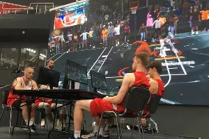 Никита Рябов (справа на переднем плане) и Артём Коряковский из «Локо-2» играют в фиджитал-баскетбол против белгородских «Пегасов» &copy;&nbsp;Фото Антона Быкова, Юга.ру