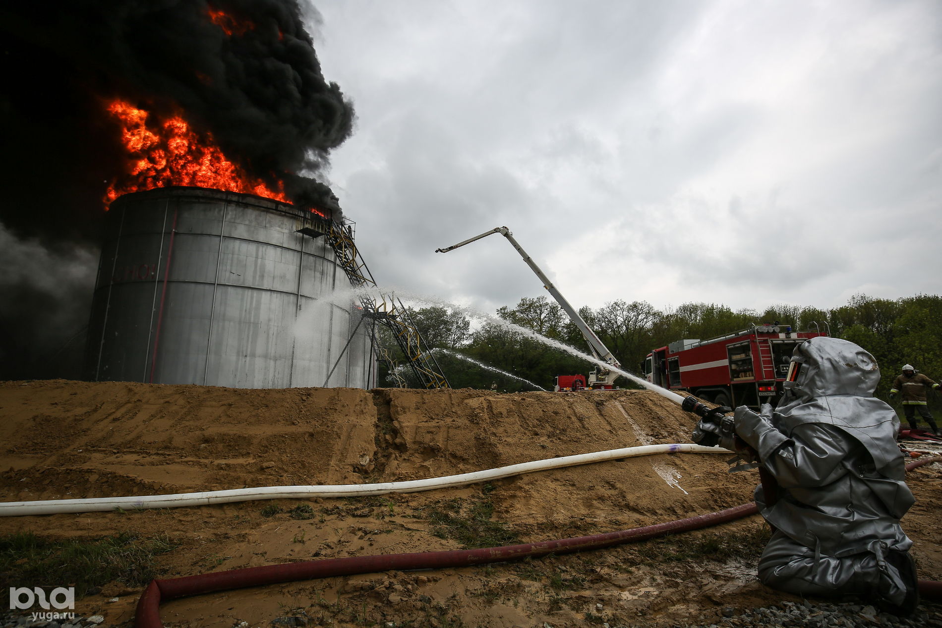 Компрессионная пена для пожаротушения. Тушение резервуаров с нефтепродуктами. Луф 60. Теплоотражательный костюм ток-200. Пожары резервуаров с нефтью и нефтепродуктами.