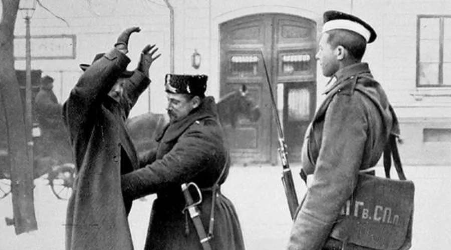 Варшава, прохожего обыскивает российская полиция, 1906 год &copy;&nbsp;Фото в общественном достоянии