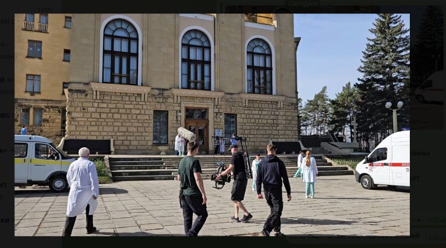 Фото со съемок 12-го сезона медицинской драмы «Склифосовский» в Кисловодске © Скриншот фото из телеграм-канала «Все дороги ведут в Склиф»