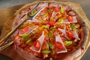 Красная перуанская пицца &laquo;Пача Мама&raquo; с бататом на курорте &laquo;Роза Хутор&raquo; &copy;&nbsp;Фото Марины Солошко, Юга.ру