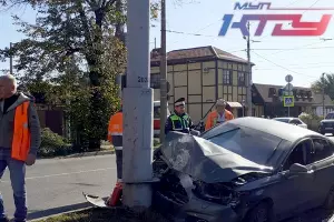 Утром 30 октября автомобиль вылетел на трамвайные пути на углу Колхозной и Клинической &copy;&nbsp;Скриншот телеграм-канала &laquo;КТТУ&raquo;, T.me/kttukrd