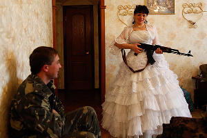 В Луганской области ополченцы сыграли первую свадьбу © Влад Александров, ЮГА.ру