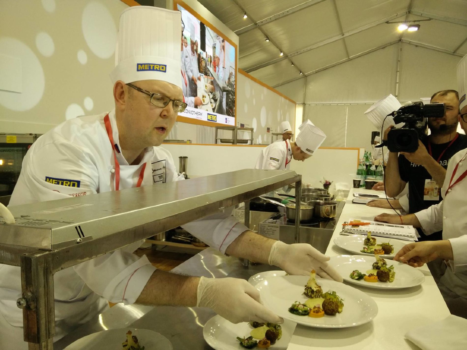 Профессия повар в колледже. Повар в школьной столовой. Повара краснодарский край. Ктэк краснодар колледж. Повар горячий цех.