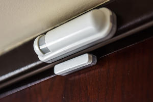 Датчик открытия, крепится на дверь или окно © Фото Елены Синеок, Юга.ру