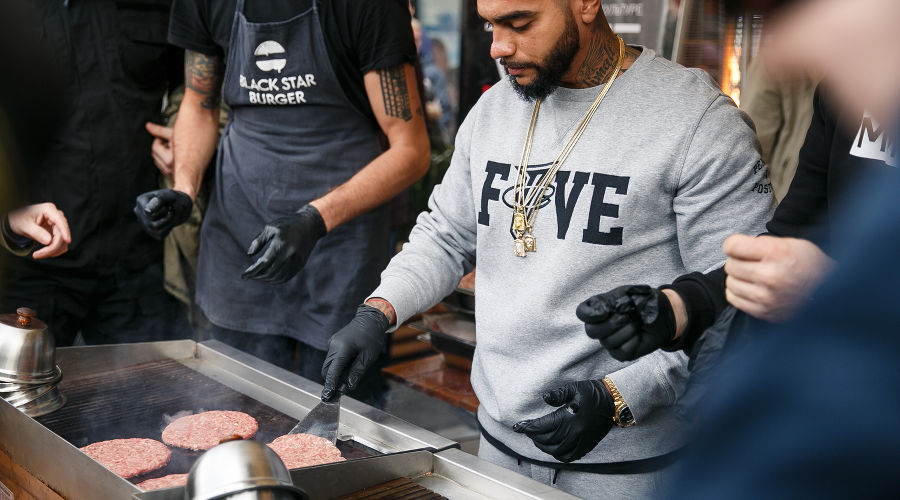 Тимати в Black Star Burger © Фото с сайта invoisemag.ru