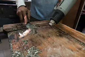 Реставрация дверей в мастерской Лазаря Щербакова &copy;&nbsp;Фото Елены Синеок, Юга.ру