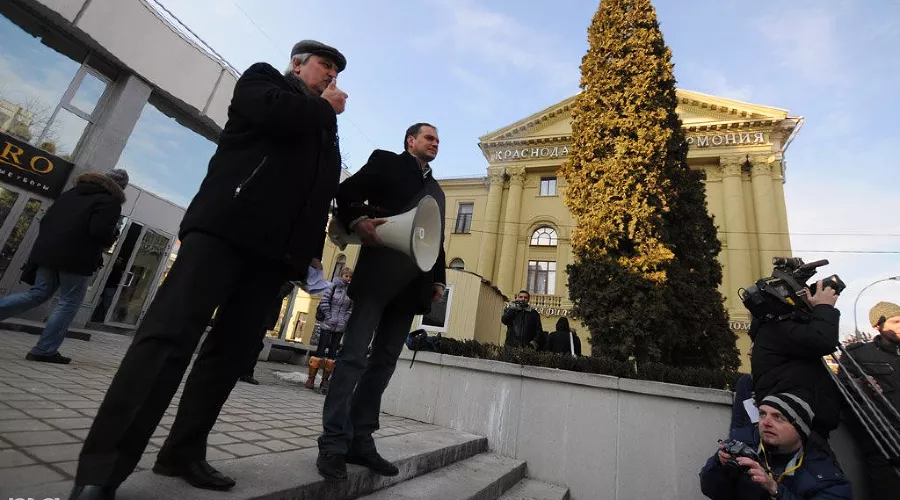 КПРФ провела в Краснодаре акцию "Пятого в пять приходите рассказать" &copy;&nbsp;Елена Синеок. ЮГА.ру