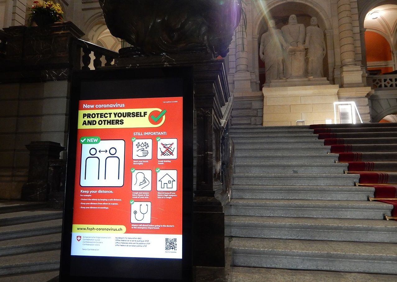 Экран с правилами безопасности в парламенте Швейцарии © Фото с сайта commons.wikimedia.org