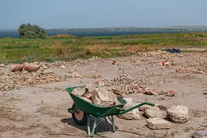 Первичный разбор находок, обнаруженных в раскопе Нижнего города  &copy;&nbsp;Фото Юли Шафаростовой, Юга.ру