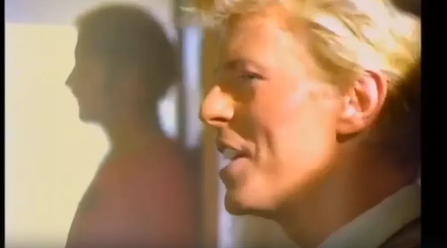 Кадр из клипа на песню Let's Dance &copy;&nbsp;Скриншот видео с Rutube-канала &laquo;Восьмидесятые&raquo;