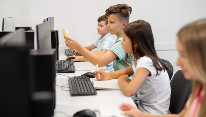 В России школьников будут учить собирать и пилотировать дроны