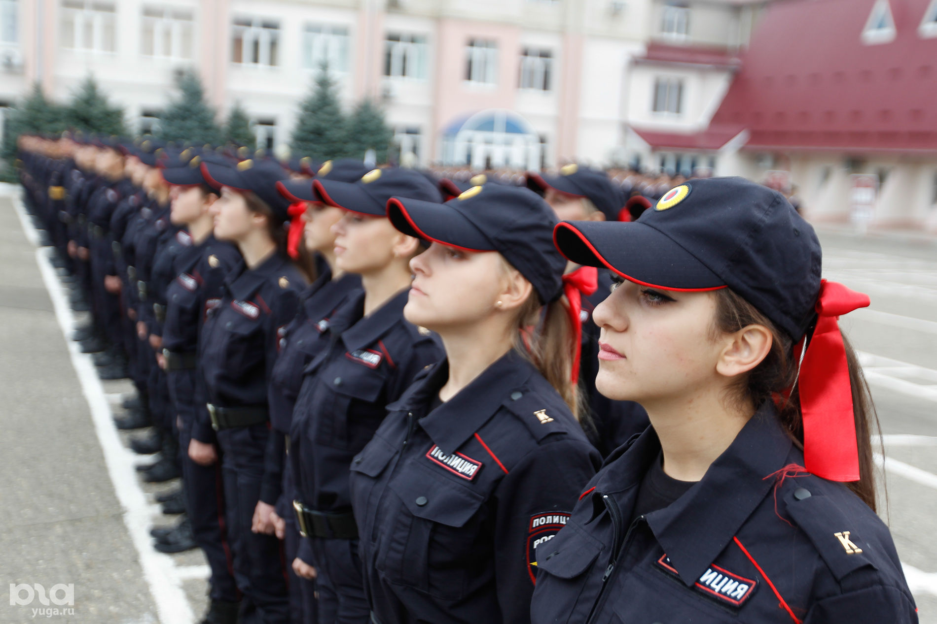 Что нужно на полицейского после 11. Полицейская форма. Женщина полицейский. Форма полиции России. Девушки полицейские России.