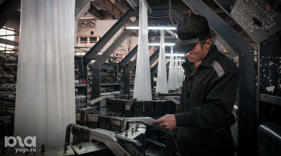 Осужденный работает в цехе по производству полиэтиленовых мешков © Елена Синеок, ЮГА.ру