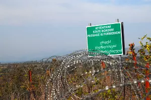 Указатель на границе Грузии и Южной Осетии &copy;&nbsp;Фото с сайта wikimedia.org