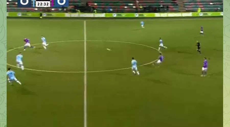 Роман Акбашев из «Черноморца» забивает «Родине» ударом со своей половины поля 17 ноября 2024 г. &copy;&nbsp;Скриншот видео телеграм-канала &laquo;МЕЛБЕТ Первая лига&raquo;, t.me/fnleagueofficial