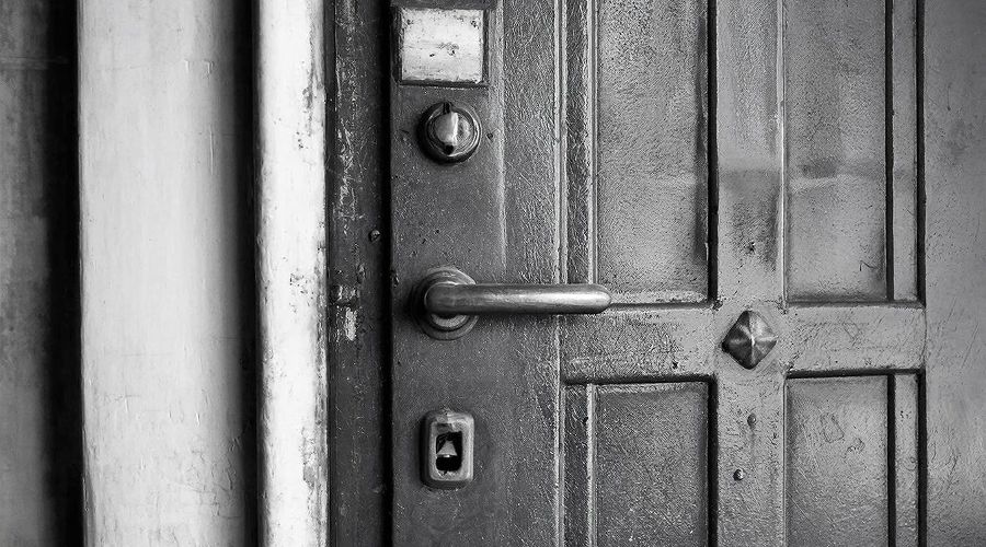 дверь &copy;&nbsp;Изображение сгенерировано нейросетью Gigachat