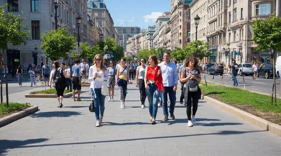 люди &copy;&nbsp;Изображение сгенерировано нейросетью Gigachat