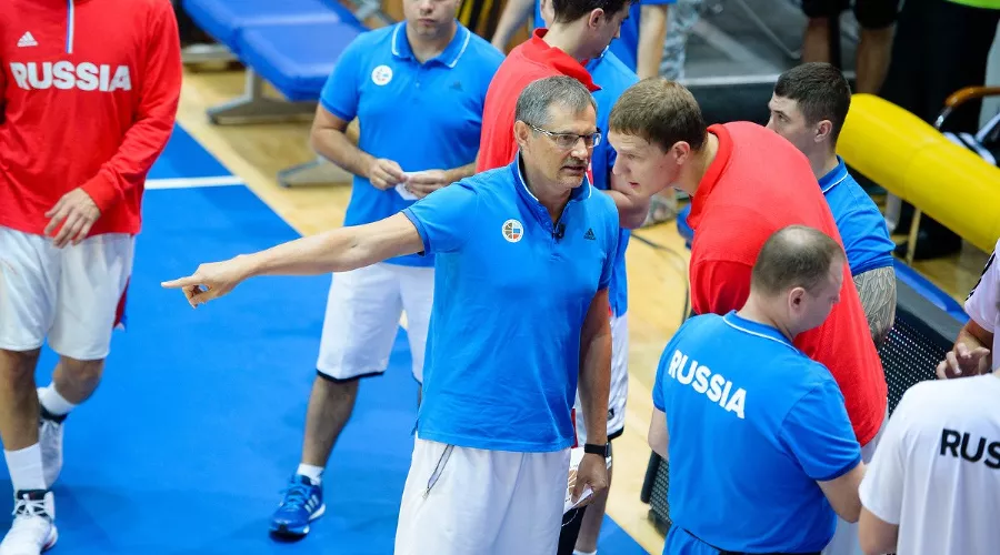 Главный тренер сборной России по баскетболу Сергей Базаревич и центровой Тимофей Мозгов &copy;&nbsp;Фото с официального сайта Россиийской федерации баскетбола, russiabasket.ru