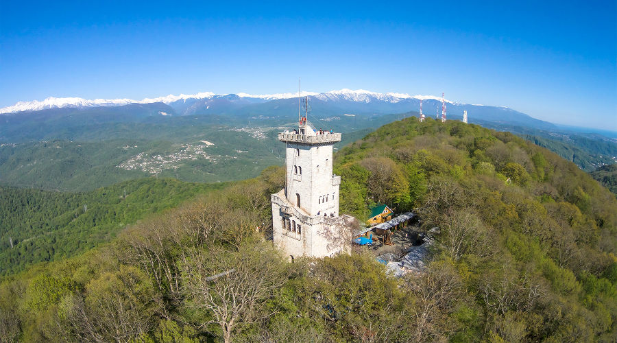 Смотровая башня на горе Ахун &copy;&nbsp;Фото Евгения Лодянова, wikipedia.org (CC BY-SA 4.0)