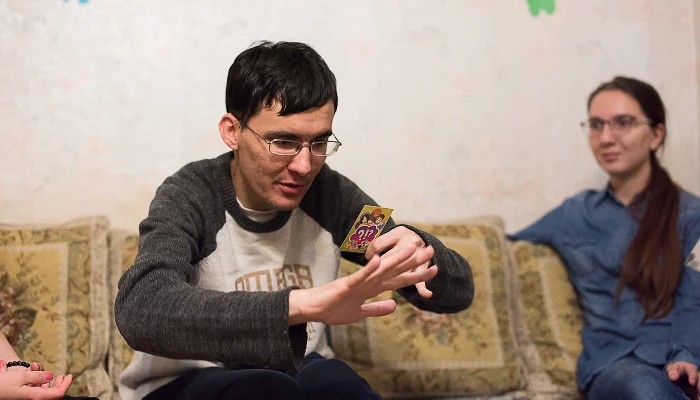 Евгений Филипповский и волонтёр &copy;&nbsp;Фотография предоставлена пресс-службой ККБОО &laquo;Открытая среда&raquo;