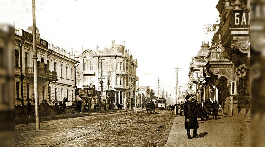 Баласы анасының әпкесін сипалайды