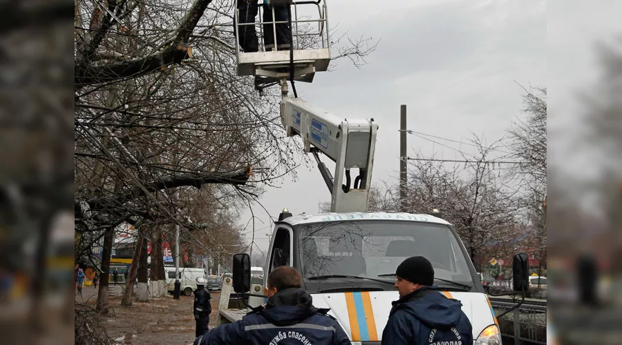 Ликвидация последствий ледяного дождя в Краснодаре &copy;&nbsp;Влад Александров, ЮГА.ру