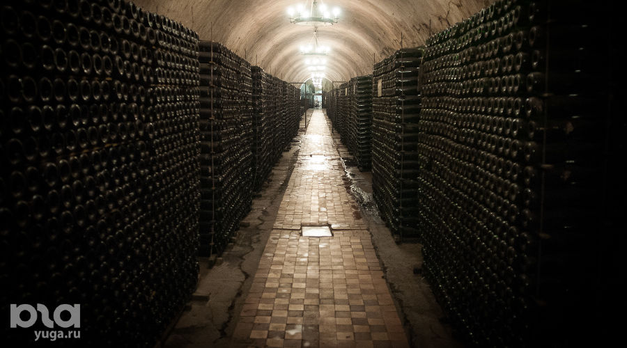 Подвалы завода шампанских вин "Абрау-Дюрсо" © Елена Синеок, ЮГА.ру