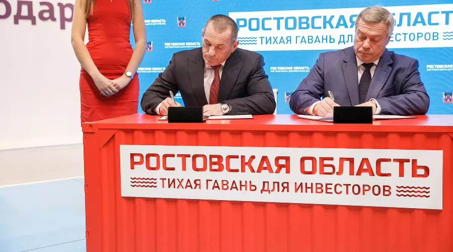 Гендиректор ГК «ЮгСтройИнвест» Юрий Иванов и губернатор Ростовской области Василий Голубев &copy;&nbsp;Фото предоставлено пресс-службой ГК &laquo;ЮгСтройИнвест&raquo;