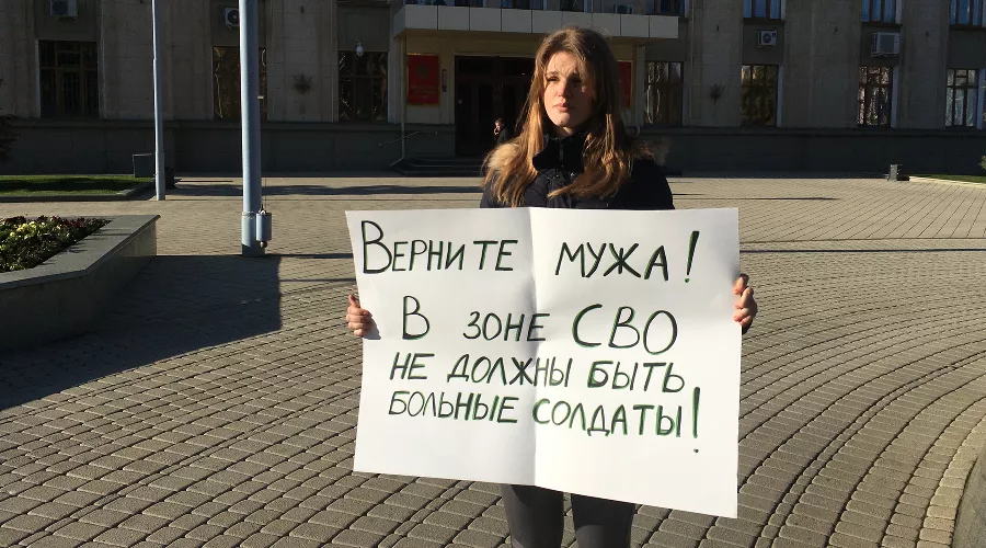 Ксения Абрамова у администрации Краснодарского края, 20.12.2022 &copy;&nbsp;Фото Александра Гончаренко, Юга.ру