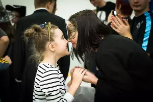 &laquo;Открытая среда&raquo; празднует Хэллоуин. София и волонтер Алена &copy;&nbsp;Фото Елены Синеок, Юга.ру